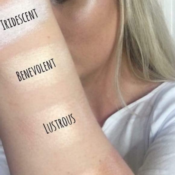 Younique Powder Luminizer - Benevolent NWT - Picture 3 of 3